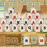 Et kortspil med pyramideformet kortopsætning og forskellige spillekort med værdier fra 2 til konge er vist på den nederste del af billedet med spillegrænsefladeelementer