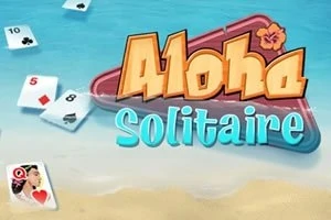 Tekst Aloha Solitaire i lyse farver over et strandtema med spillekort spredt rundt
