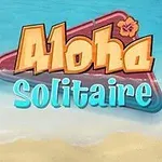 Tekst Aloha Solitaire i lyse farver over et strandtema med spillekort spredt rundt