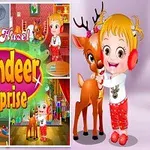 Et lille barn iført rød-hvide vinterklæder står med et rensdyr foran en collage med juletema og teksten Reindeer Surprise