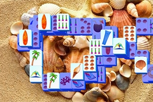 Brikker med strand- og sommermotiver placeret over en baggrund af sand og muslingeskaller