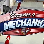 Tegneseriefigur med lyst hår og rød jakke står ved siden af et skilt med teksten Become a Mechanic i et værkstedslignende miljø