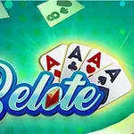 Et sæt spillekort med tre esser og teksten Belote i blå skrift mod en grøn baggrund