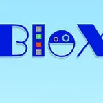Blå tekst på lyseblå baggrund med bogstaverne Blox, hvor O er en smiley og l inkluderer farvede firkanter