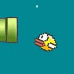 En gul, pixelgrafikfugl flyver mod en grøn røråbning på en blå baggrund med små hvide stjerner
