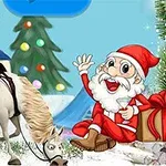 Julemand sidder med en gave ved en hvid hest, omgivet af sne, et juletræ og et legetøjstårn i baggrunden