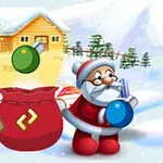 Julemanden i en vinterlig scene med sne, træer og et hus i baggrunden, mens han holder farverige julekugler ved siden af en rød sæk