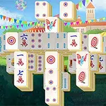 Mahjong-brikker stablet i et komplekst mønster mod en farverig baggrund med bannere og bygninger