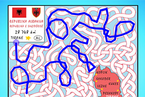 Et indviklet labyrintmønster med røde og blå linjer, et kort over Albanien med byer markeret i højre hjørne, og albanske flag og tekst til venstre