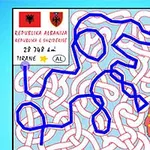 Et indviklet labyrintmønster med røde og blå linjer, et kort over Albanien med byer markeret i højre hjørne, og albanske flag og tekst til venstre