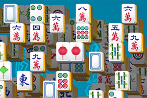 En stak af farverige mahjong-brikker med kinesiske tegn og mønstre