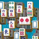 En stak af farverige mahjong-brikker med kinesiske tegn og mønstre