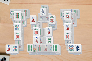 Mahjong-brikker arrangeret i et mønster på en træoverflade