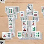 Mahjong-brikker arrangeret i et mønster på en træoverflade