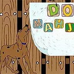 En tegnet hund står ved siden af farverige bogstavklodser, der staver DOG MAHJONG, mod en trævæg
