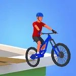 To personer iført hjelme cykler på blå mountainbikes på en hævet platform