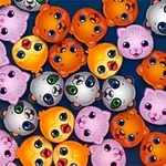 Farverige, tegneserieagtige dyrehoveder i forskellige farver, som orange, pink og hvid, tæt sammen i et mønster