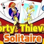 To spillekort med karakterer i farverige dragter og teksten Forty Thieves Solitaire omgivet af gyldne mønter