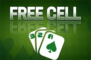 Tekst med FREE CELL i store bogstaver over tre spillekort med hvid baggrund og grønne symboler, sat mod en grøn baggrund