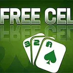 Tekst med FREE CELL i store bogstaver over tre spillekort med hvid baggrund og grønne symboler, sat mod en grøn baggrund