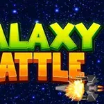 Teksten Galaxy Battle i grønne og orange bogstaver mod en stjernefyldt baggrund med en eksplosion og et rumskib i det nederste højre hjørne