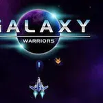 Rumskib med lysende blå motorer under en violet stjernehimmel med teksten GALAXY WARRIORS foran en planet