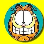 En tegnet, smilende kat med store øjne og orange pels i en cirkel på en gul baggrund