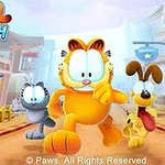 Garfield, en grå kat og en brun hund løber energisk gennem en farverig by sammen med kaktusser og blå himmel i baggrunden