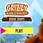 En brun bjørn kigger op på droner, der flyver med pakker foran et bjerglandskab, med teksten Play i forgrunden