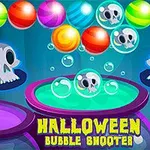 Farverige bobler og kranier svæver over heksekedler med teksten Halloween Bubble Shooter forneden
