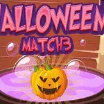 Græskar med et ansigt i en lilla gryde omgivet af stearinlys og halloween-dekorationer