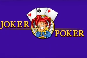 En farverig jokerfigur med tre spillekort i baggrunden og teksten Joker Poker i gule bogstaver på en blå baggrund