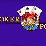 En farverig jokerfigur med tre spillekort i baggrunden og teksten Joker Poker i gule bogstaver på en blå baggrund