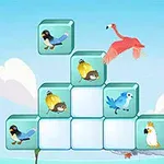 Illustration af en pyramide med blokke, der viser forskellige fugle som en flamingo og papegøjer mod en blå himmel med skyer