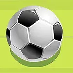 Sort-hvidt fodbold på grøn bane med hvide linjer