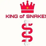 Rød kongekrone over teksten KING OF SNAKES med en stiliseret slange nedenunder på hvid baggrund