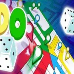 Farverige terninger og brikker på et spilbræt med teksten LUDO ovenfor