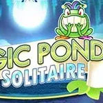 En tegneseriegrafik med en smilende frø, en lyserød fisk og teksten Magic Pond Solitaire i farverige bogstaver under en lysende måne