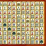 Mahjong-brikker arrangeret i et tæt mønster på en spilleplade