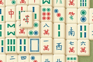 Et billede af en bunke traditionelle mahjong-brikker i forskellige farver og mønstre