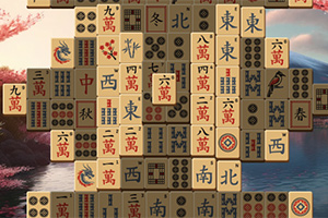 Mahjong-brikker stablet i et mønster med en naturskøn baggrund af bjerge og en sø