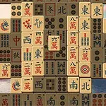 Mahjong-brikker stablet i et mønster med en naturskøn baggrund af bjerge og en sø