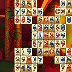 En samling af nummererede og bogstavmærkede fliser arrangeret i et mønster mod en farverig baggrund med et svagt belyst rum