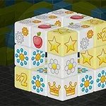 En kube bestående af mindre terninger med ikoner som stjerner, blomster, kronemotiver og tal på en ternet baggrund