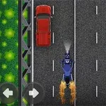 En motorcykel med flammer bagud kører på en vej ved siden af en rød bil med grønne områder på siderne