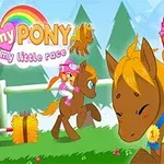 Pige iført pink ridetøj jubler og holder en pokal, mens hun rider på en brun pony med medalje, omgivet af en glad regnbue baggrund