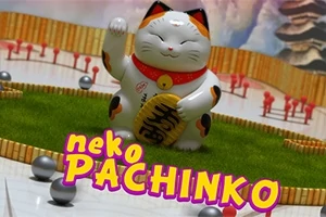 En hvid kattefigur med en hævet pote står på en grøn overflade omgivet af flere små kugler, med teksten neko PACHINKO i forgrunden