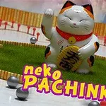 En hvid kattefigur med en hævet pote står på en grøn overflade omgivet af flere små kugler, med teksten neko PACHINKO i forgrunden