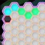 Et heksagonalt gitter med flerfarvede lysende felter på en sort baggrund med diagonale linjer