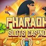 Farao-slotmaskine-tema med en egyptisk figur, to katte, gyldne mønter og firkløvere